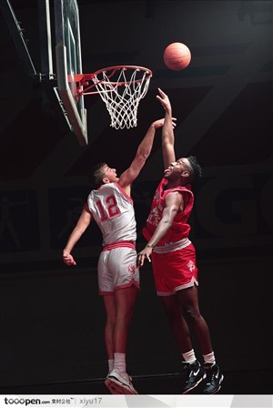 篮球运动-两个抢篮板的男人