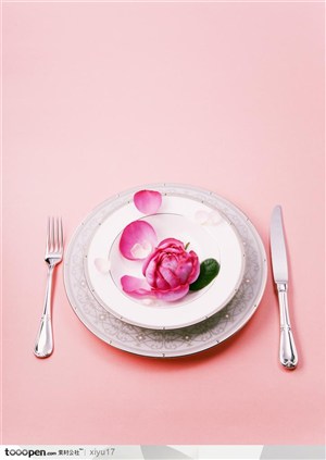 结婚物语-餐具中的玫瑰花情人节