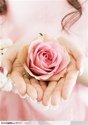 结婚物语-捧着玫瑰花的美女