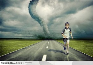 跑步的小男孩草地公路天空上的龙卷风