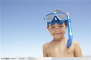 家庭海滩游-戴潜水镜的外国小男孩