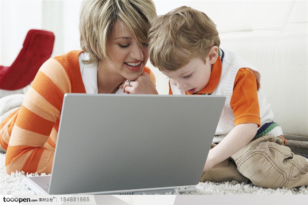 数码生活-在地毯上的外国母子两玩电脑