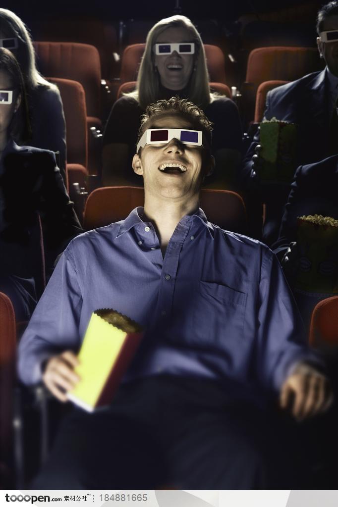 精英人物-戴着3D眼睛看电影放松心情的外国男人