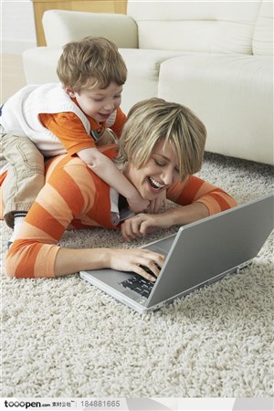 数码生活-趴在妈妈背上的外国男孩和妈妈一起用电脑