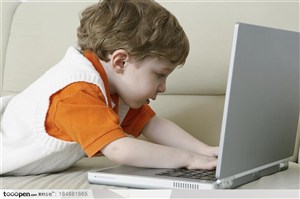 数码生活-使用笔记本电脑的外国男孩