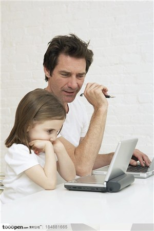数码生活-外国父女两都坐在电脑前