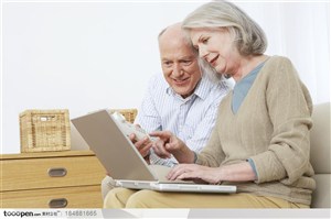 数码生活-外国老年夫妻坐在一起使用电脑