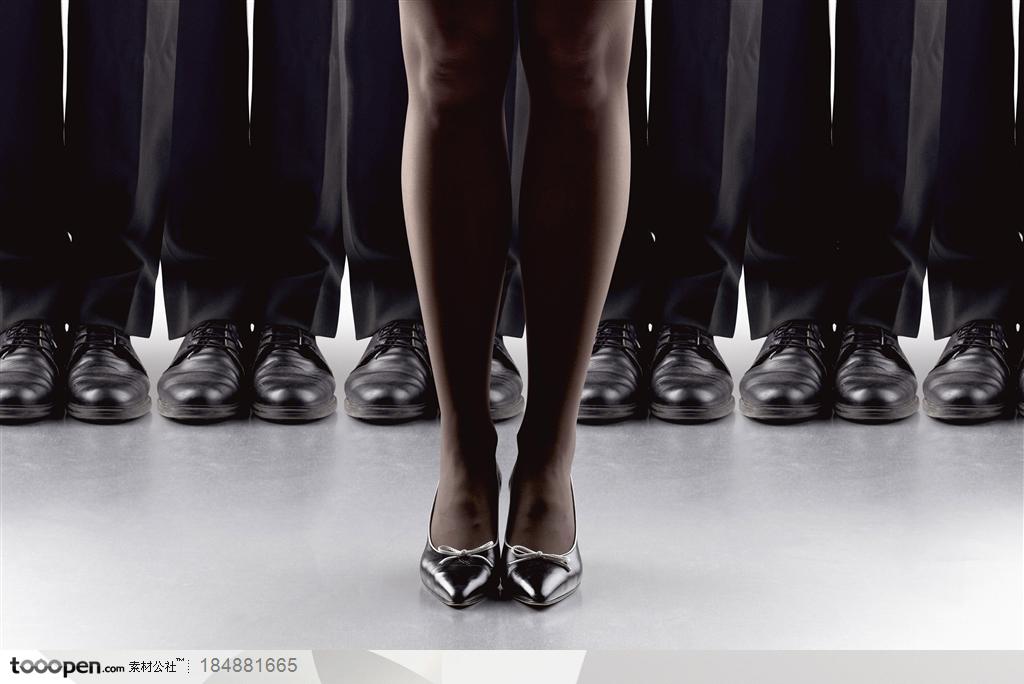 职场人物-站在前面穿黑皮鞋的女人脚和后面一排穿黑皮鞋的男人脚