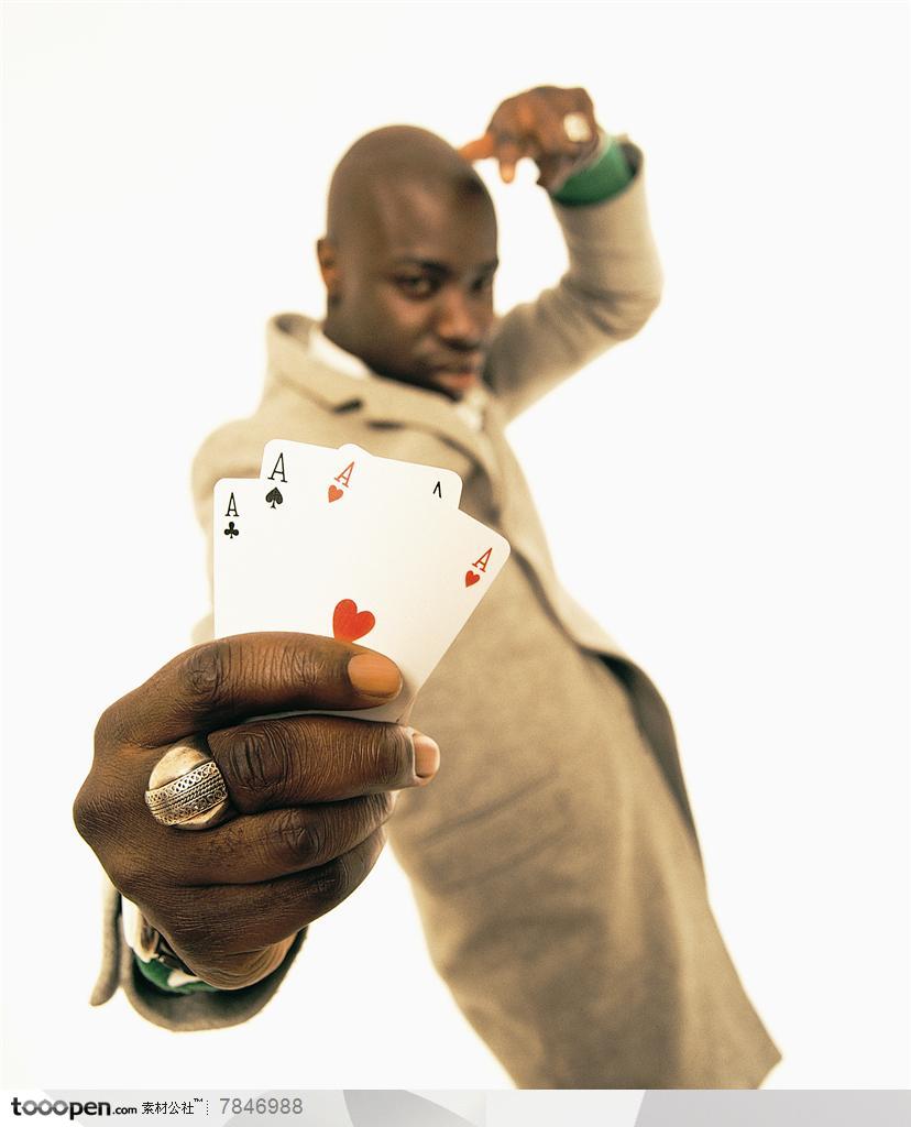 滑稽表情-外国男人手里拿着扑克牌手势特写