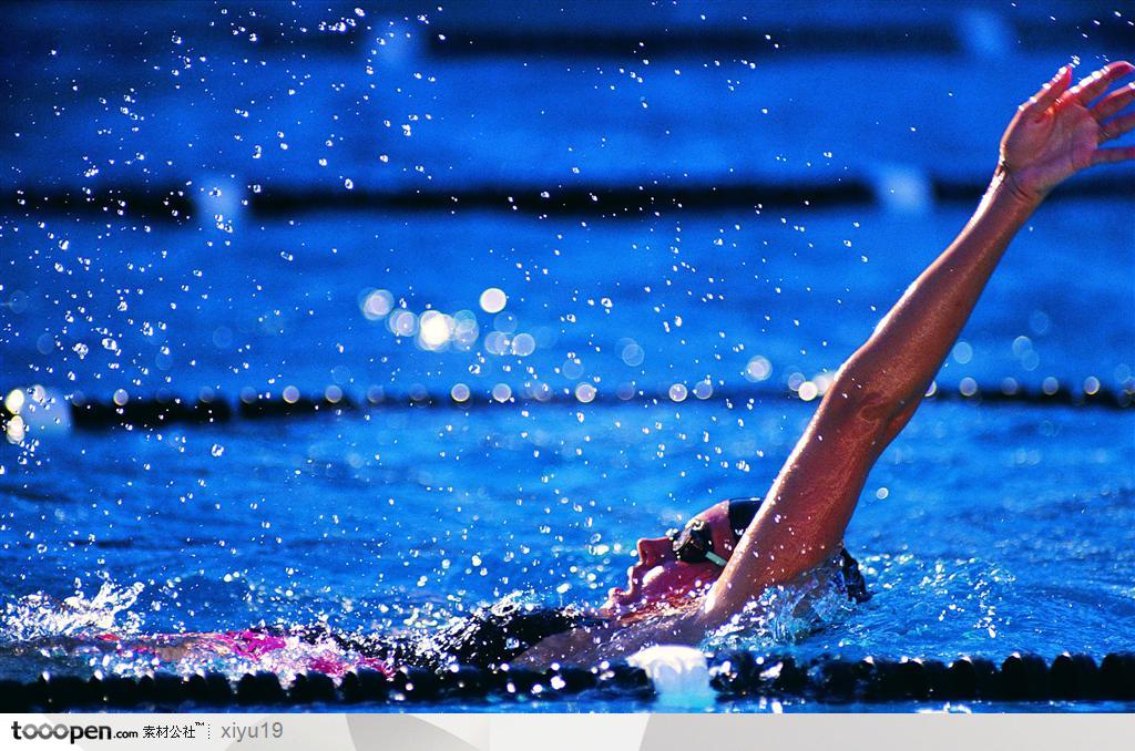 比赛运动-激烈运动的游泳运动员