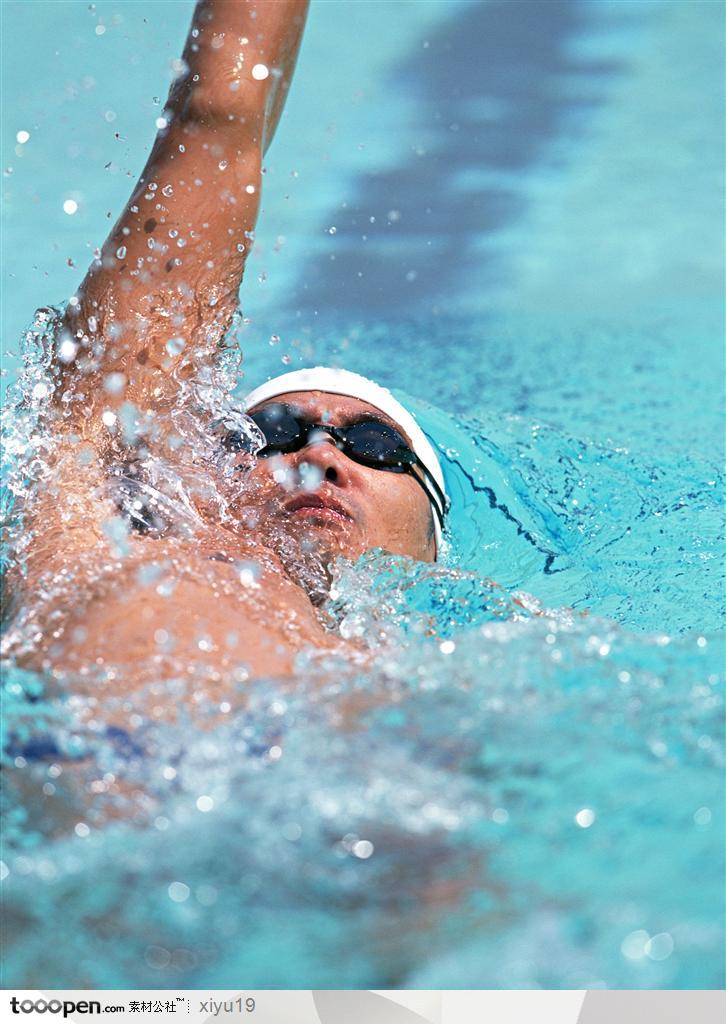 比赛运动-仰泳的男运动员