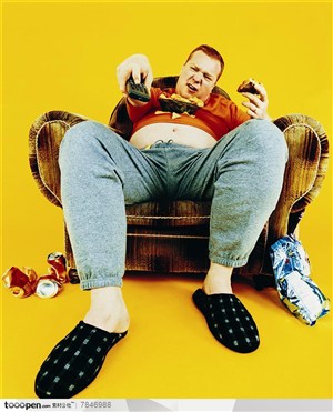 超级个性人物-躺在沙发上边吃零食边拿遥控换台的外国肥胖男人