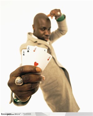 滑稽表情-外国男人手里拿着扑克牌手势特写