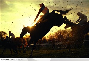 比赛运动-夕阳下飞起的骑马者