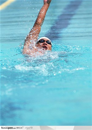 比赛运动-水中仰泳的运动员