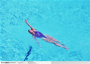比赛运动-仰泳的女运动员