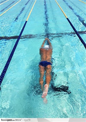 比赛运动-游泳池中前进的运动员