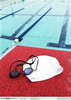 比赛运动-游泳台上的墨镜帽子