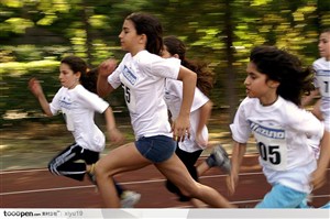比赛运动-跑步运动的小孩