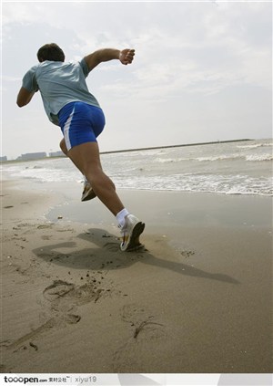 比赛运动-沙滩上奋起奔跑的男人