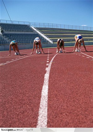 比赛运动-站在起跑线准备出发的运动员