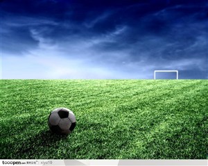 比赛运动-蓝天下草地上的足球