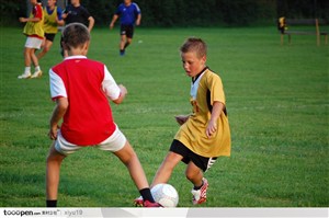 比赛运动-练习足球的小孩