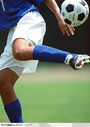 比赛运动-运动员腿上的足球