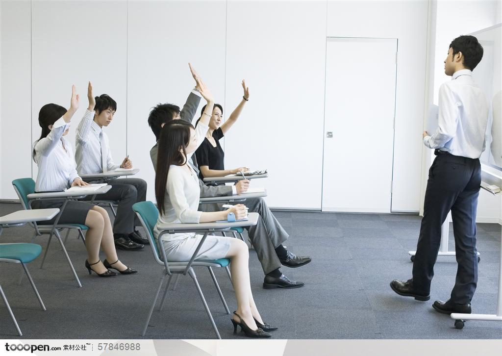 商业演讲-坐在座位上都举手的职场人物