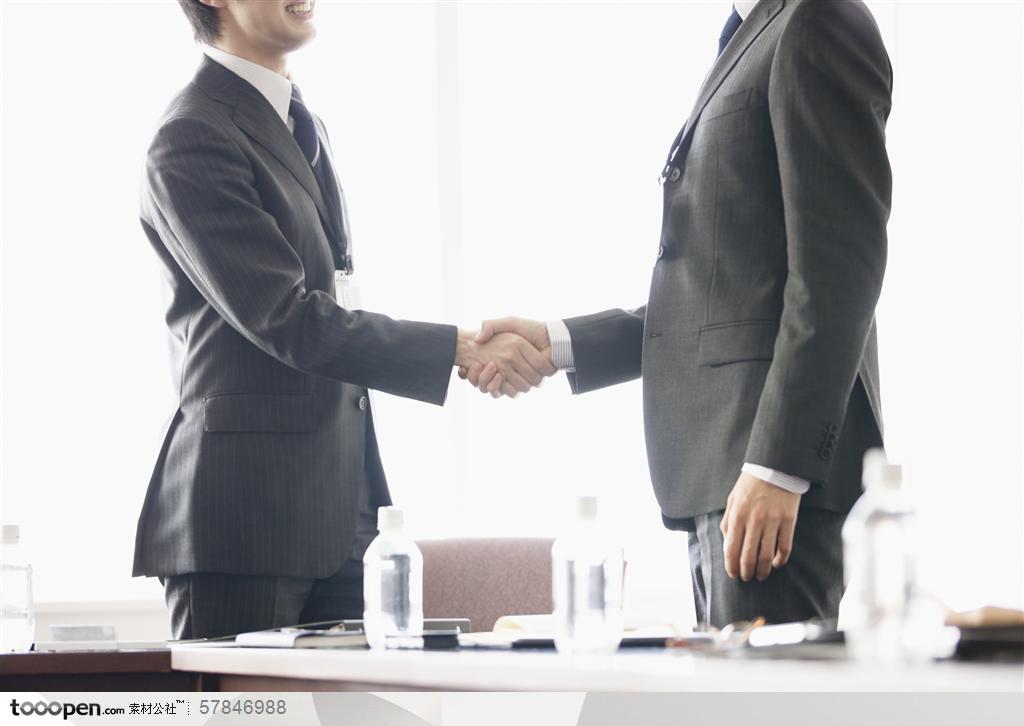 商业培训-穿着西装的两位职场男士握手