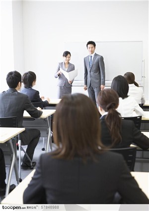 商业培训-坐在培训室教室里的职场学员们