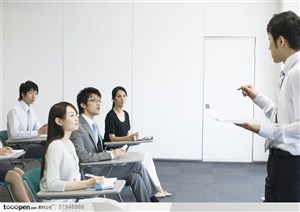 商业培训-穿白衬衣的培训老师给学员们仔细分析