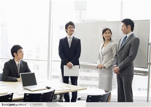 商业培训-和培训老师一起站在白板前的职场白领