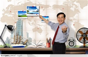 手拿红色马克笔指着墙上城市建筑照片的商业男士