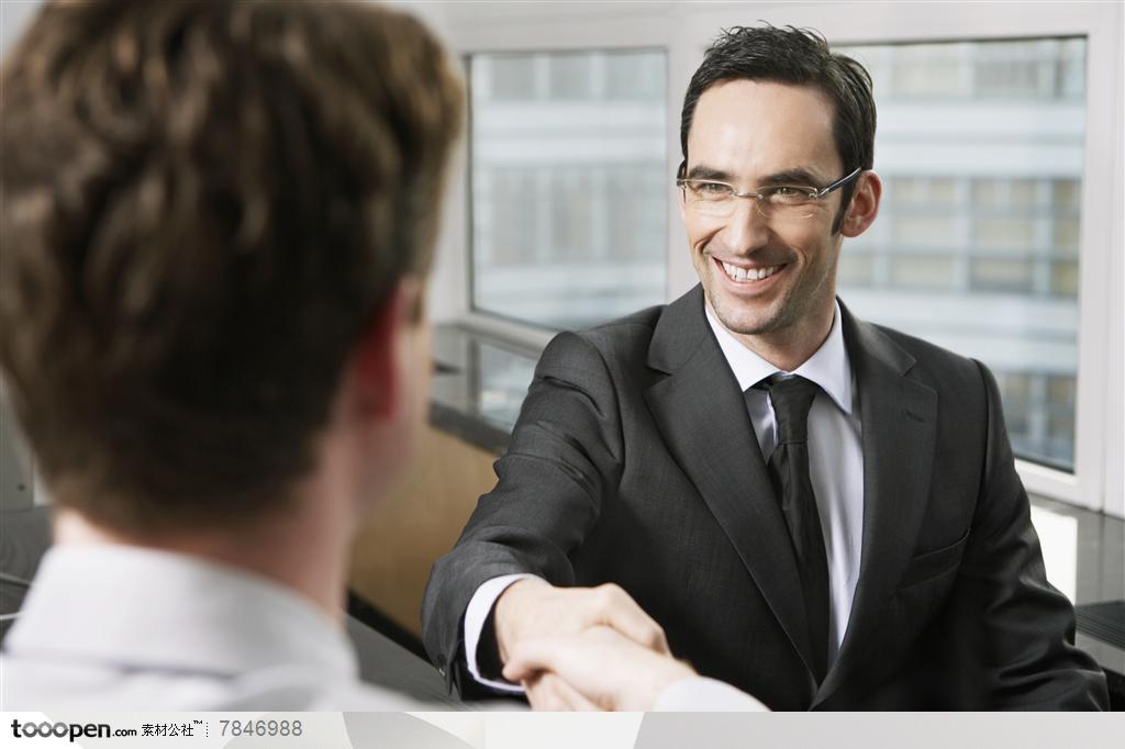 商业手势-两个职场外国男人握手谈判