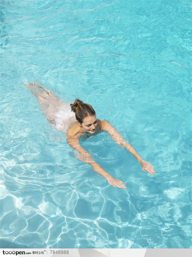 入住星级酒店-在酒店游泳池游泳的外国美女