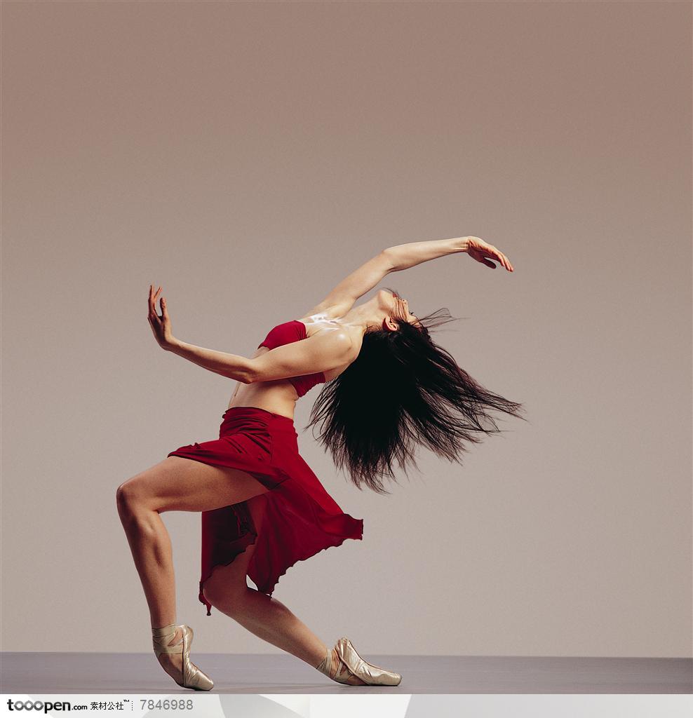 舞蹈动作-脚背着地向后仰着身体舞蹈的外国美女