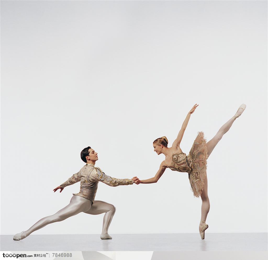 舞蹈动作-外国双人芭蕾舞做弓箭步的男舞伴托起脚尖踮起的美女
