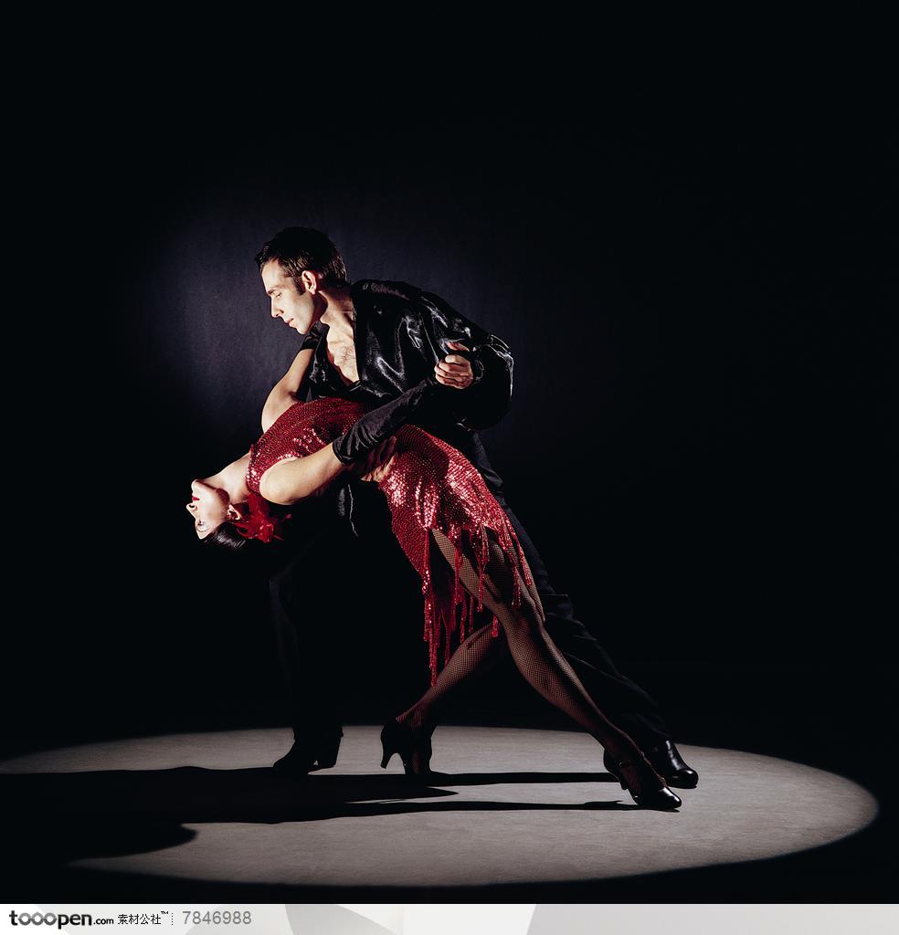 舞蹈动作-跳国标拉丁双人舞的外国男舞伴为美女下腰