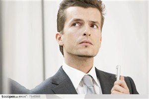 商业表情-穿灰色西装的男人握着笔望着前方的外国男人