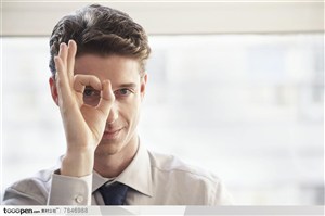 商务表情-把手放在眼睛前做OK手势的职场外国男士