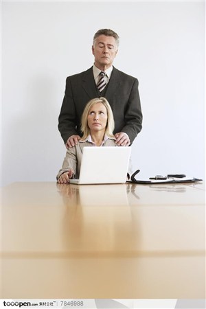 商务手势-外国职场白领在会议室老板的手搭在秘书肩膀上