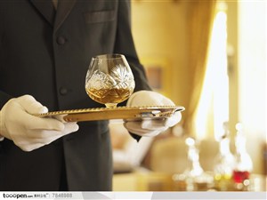 入住星级酒店-带白手套的服务员端着酒杯