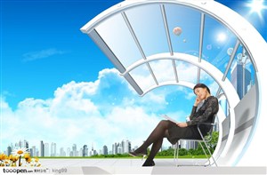 坐在创意玻璃螺旋形休息棚下的职业女性和蓝色天空背景