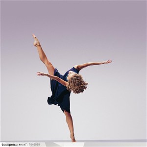 舞蹈动作-穿蓝色裙子挑起单脚侧弯着身体舞蹈着的外国美女