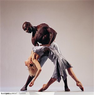 舞蹈动作-双人舞蹈外国男士搂着女舞伴的腰部下腰
