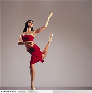 舞蹈动作-穿红色裙子的外国美女踮起脚尖托起双手的舞蹈动作