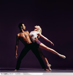 舞蹈动作-外国双人舞男士搂着女舞伴的腰拖动的舞蹈姿势
