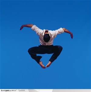 舞蹈动作-双脚合并跳跃手臂做鸟飞翔姿势的外国男士