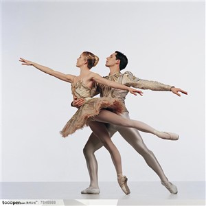 舞蹈动作-外国双人芭蕾舞蹈男舞伴搂着美女的腰共舞